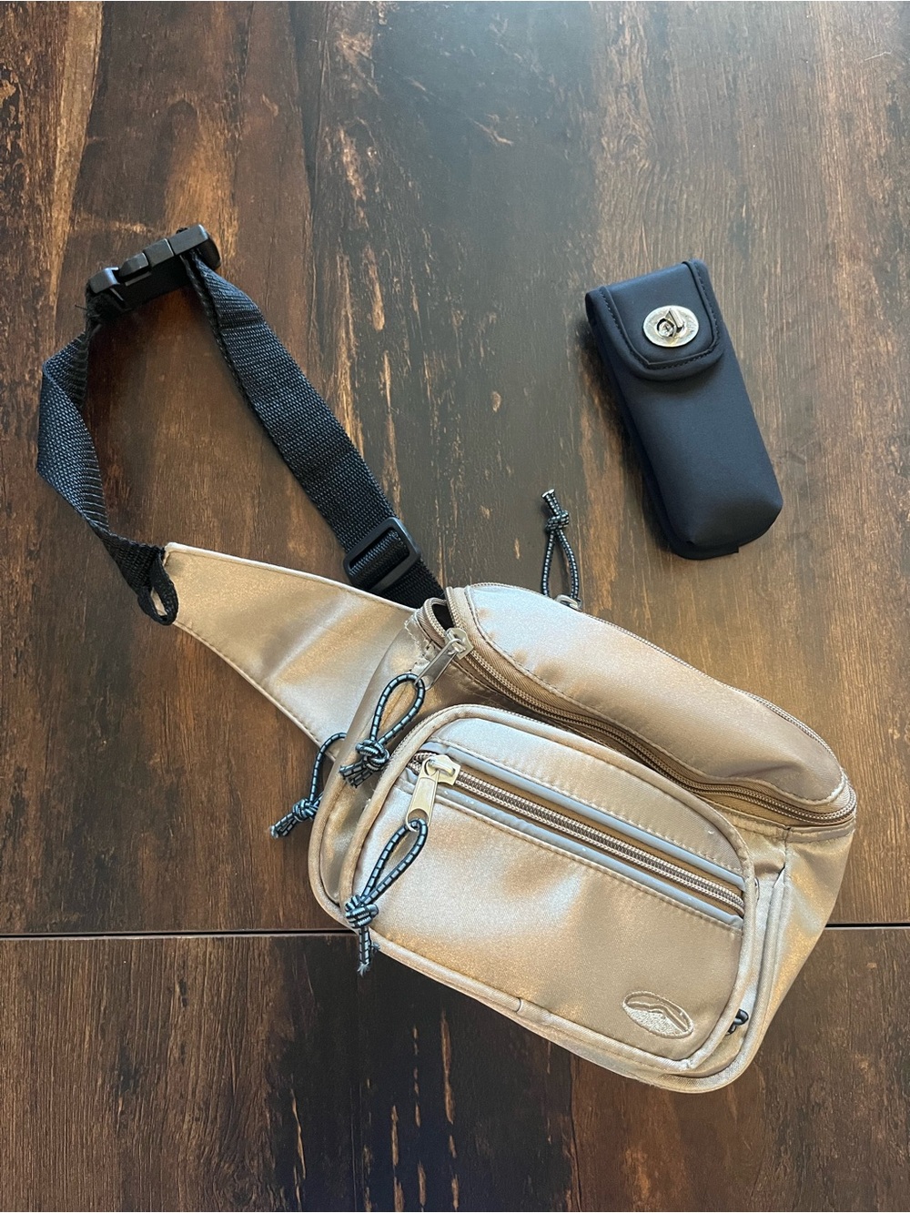 unbranded gold/champagne tone nylon waist pack